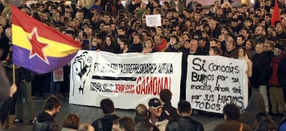 Centenares de personas participan en Bilbao en la concentración de apoyo a los vecinos del barrio burgalés de Gamonal.