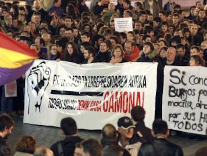 Centenares de personas participan en Bilbao en la concentración de apoyo a los vecinos del barrio burgalés de Gamonal.