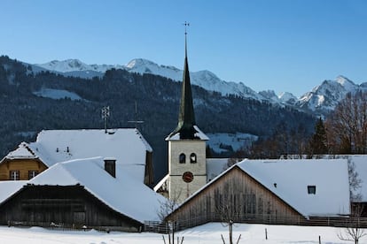 Guggisberg se encuentra cerca de Berna y sus principales puntos de interés son la iglesia parroquial y la rectoría, además del mirador panorámico del Guggershorn.