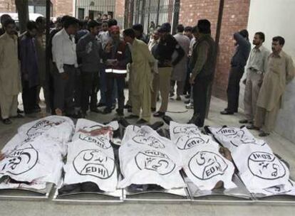 Los cuerpos de cinco de los ocho paquistaníes asesinados ayer yacen en un hospital de Lahore.