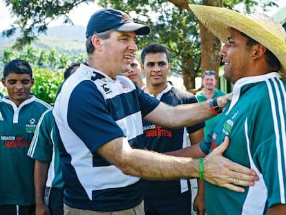 Saludo entre Alberto Vollmer, presidente de Ron Santa Teresa, y José Gregorio Rodríguez, uno de los atracadores del asalto que originó el Proyecto Alcatraz y actual entrenador de rugby