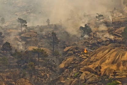 A Coruña, España, 1 de septiembre de 2013. El fuego se cebó con Galicia otro año más. En la imagen se ve el incendio forestal que se declaró el 31 de agosto y afectó al municipio de Carnota y, más concretamente, al Monte Pindo.
