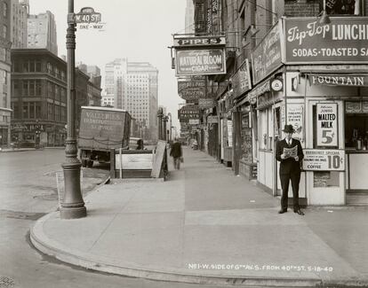 Un hombre lee un periódico el 18 de mayo de 1940: 'El Ejército Nazi, ahora a 75 millas de París', se lee en la portada (Foto: New York City Municipal Archives).