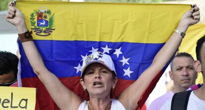 Una venezolana protesta contra Maduro, el 30 de julio en Madrid.