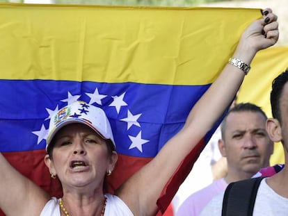 Una venezolana protesta contra Maduro, el 30 de julio en Madrid.