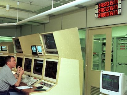 An employee at the NASA monitoring station a Robledo de Chavela (Madrid). 
