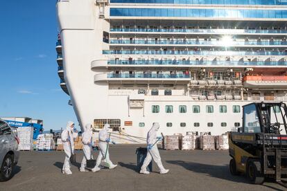 Técnicos de descontaminación en el puerto de Oakland frente al crucero 'Grand Princess'.
