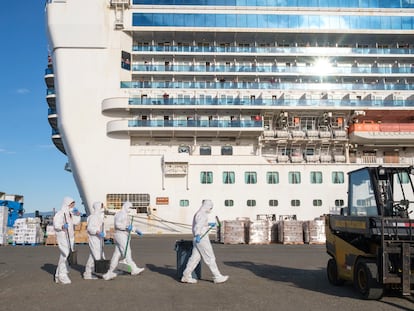 Técnicos de descontaminación en el puerto de Oakland frente al crucero 'Grand Princess'.
