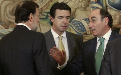 Ignacio Sánchez Galán, presidente de Iberdrola, habla con el presidente del Gobierno, Mariano Rajoy, y el ministro de Industria, José Manuel Soria