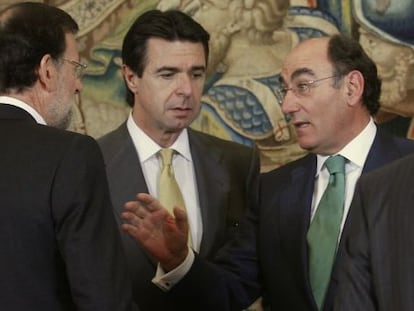 Ignacio Sánchez Galán, presidente de Iberdrola, habla con el presidente del Gobierno, Mariano Rajoy, y el ministro de Industria, José Manuel Soria