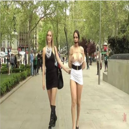 Las dos actrices porno en un fotograma de uno de los vídeos en Atocha.