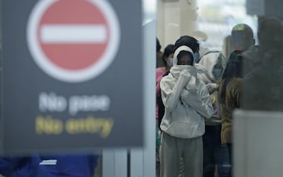 Ciudadanos colombianos deportados de Estados Unidos llegaban el martes al aeropuerto internacional El Dorado, en Bogotá.