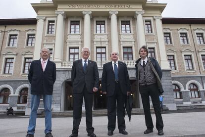 De izquierda a derecha, el arquitecto César Sans Gironella, el decano de la facultad, Antonio Yabar, el rector de la Universidad de Deusto, Jaime Oraá, y el arquitecto Pedro Feduchi.