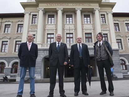 De izquierda a derecha, el arquitecto César Sans Gironella, el decano de la facultad, Antonio Yabar, el rector de la Universidad de Deusto, Jaime Oraá, y el arquitecto Pedro Feduchi.
