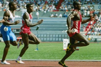 Johnson lidera la final de los 100m en Seúl 88, seguido de Lewis y Christie.