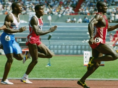 Johnson lidera la final de los 100m en Seúl 88, seguido de Lewis y Christie.
