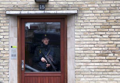 Un policía danés permanece en guardia durante el registro a un bloque de apartamentos en Copenhague. La Policía danesa arrestó a cuatro personas en el área de Copenhague sospechosas de haber luchado con el Estado Islámico (EI) en Siria.
