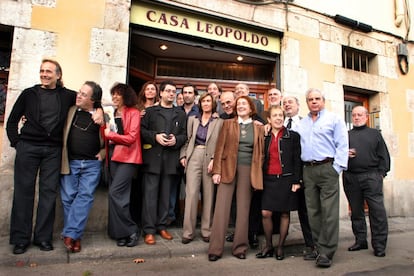 Serrat, primero desde la izquierda en la presentación en 2004 de 'Milenio', libro póstumo del escritor Manuel Vázquez Montalbán, en el restaurante Casa Leopoldo, del barrio del Raval de Barcelona. Con él, Joan Barril, Maruja Torres, David Castillo, Anna Sallès, Rosa Regàs, la consejera de Cultura, Caterina Mieras; Juan Marsé y Joan de Sagarra. Detrás, Candela, la esposa de Serrat, Lluís Bassets, Daniel Vázquez Sallès, Juanjo Puigcorbé, Constantino Romero, Josep Maria Castellet, Julián León y Carles Revés.