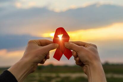 El lazo rojo es un símbolo internacional ideado para mostrar apoyo a la lucha contra el VIH y el sida. Getty Images