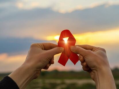 El lazo rojo es un símbolo internacional ideado para mostrar apoyo a la lucha contra el VIH y el sida. Getty Images