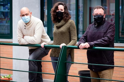 Manuel Jesús Muñoz,  a la izquierda, con Mercedes Pérez Jiménez y Ángel Carrión, miembros del equipo de Biología Molecular e Ingeniería Bioquímica de la Universidad Pablo de Olavide.