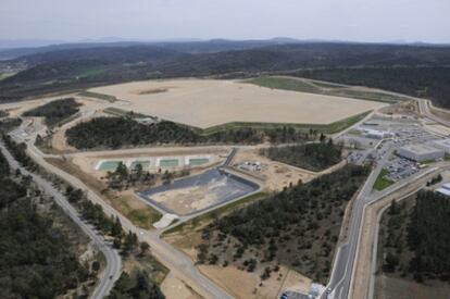 Vista aérea del terreno donde ha empezado la construcción del reactor experimental de fusión ITER, el pasado junio, antes de iniciarse las obras