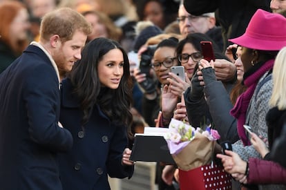 Príncipe Harry Meghan Markle cumprimentam o público ao chegar em Nottingham.