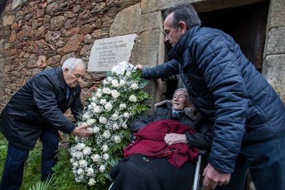 Ofrenda floral en la casa del padre de Fidel Castro, José, en la localidad gallega de Lancara, en presencia de la prima segunda de José.