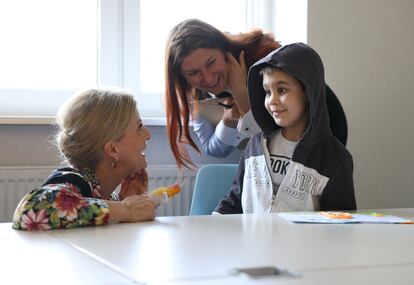 Sofía se reunió con varios niños durante su visita al centro familiar de la ONG Save Ukraine, en la ciudad de Irpin, el 29 de abril de 2024.