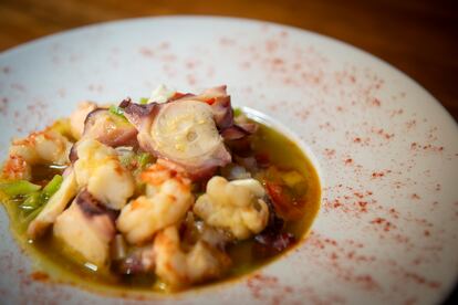 Salpicón de pulpo con gambas, con una vinagreta con limón natural cebolla, huevo cocido, pimiento verde y rojo, ajo y aceite de oliva. 