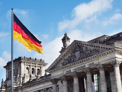 Una bandera alemana en la Plaza de la República de Berlín