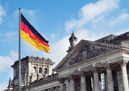 Una bandera alemana en la Plaza de la República de Berlín