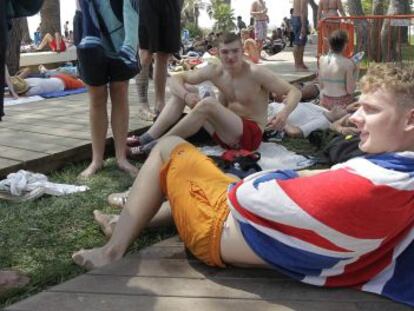 Asistentes al FIB en una de las playas de la localidad.