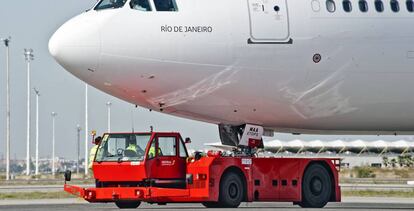 Operación de remolque de uno de los aviones de Iberia.