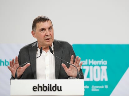 El coordinador general de EH Bildu, Arnaldo Otegi, comparece ante los medios este lunes en San Sebastián