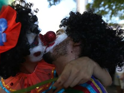 Casal se beija no bloco Cord&atilde;o do Boitat&aacute;, semana passada no Rio de Janeiro