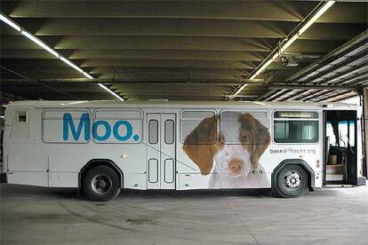 Un autobús en Colorado Springs con la campaña de <i>Norman,</i> el perro que muge.