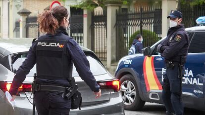 Dos agentes de la Policía Nacional, en una foto de archivo.