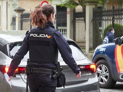 Dos agentes de la Policía Nacional, en una foto de archivo.