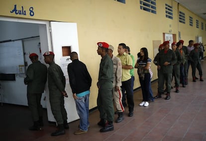 Soldados y civiles venezolanos esperan para votar en Caracas, el 20 de mayo de 2018.