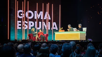 Nadia Calviño, Cándida Villar, Guillermo Fesser y Juan Luis Cano, en el escenario del Gran Teatro CaixaBank Príncipe Pío de Madrid.