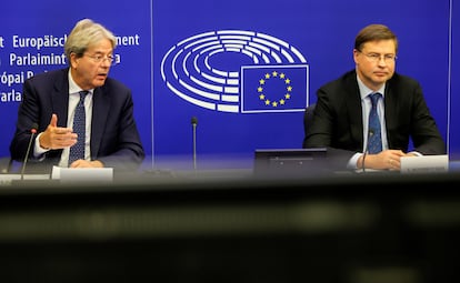 El comisario de Economía, Paolo Gentiloni (a la izquierda), con el vicepresidente Valdis Dombrovskis, el pasado martes en el Parlamento Europeo.