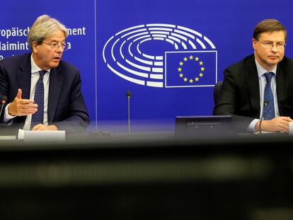 El comisario de Economía, Paolo Gentiloni (a la izquierda), con el vicepresidente Valdis Dombrovskis, el pasado martes en el Parlamento Europeo.