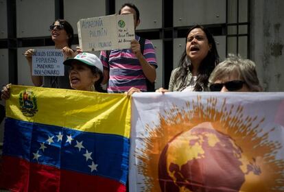 Grupo participa de manifestação em frente a embaixada brasileira em Caracas (Venezuela), nesta terça-feira (23), contra o discurso antiambientalista de Jair Bolsonaro