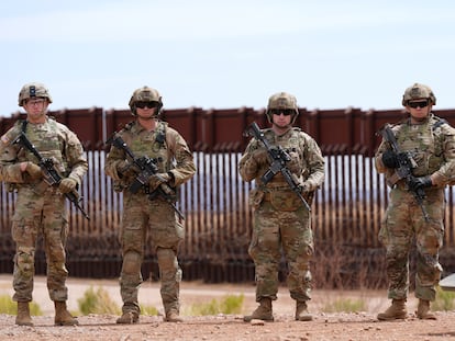 Soldados del Ejército de Estados Unidos junto al muro fronterizo entre con México, en Arizona, el 3 de abril