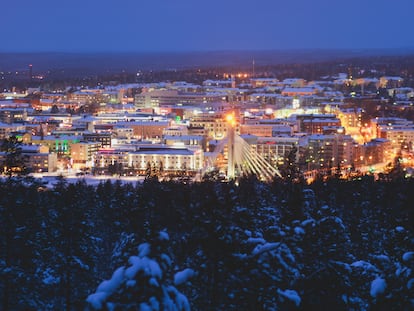 Vista nocturna de la ciudad de Rovaniemi en invierno.