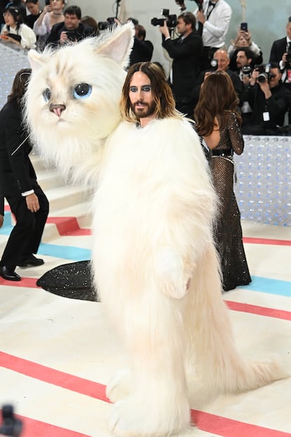 El actor y músico Jared Leto volvió a sorprender con su look. Esta vez acudió caracterizado de Choupette, la famosa gata de Karl Lagerfeld. Un gran homenaje al creador, que siempre manifestaba su profundo amor a este animal, al que dejó en su testamento parte de su herencia.
