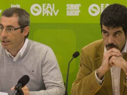 El portavoz del PNV en las Juntas de Gipuzkoa, Markel Olano (a la izquierda), en su comparecencia de ayer junto a Eneko Goia.