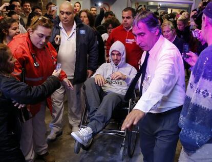 Suárez abandona el hospital tras la operación de menisco
