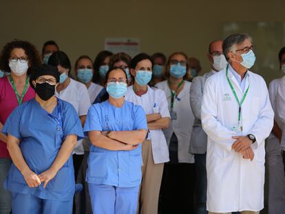 Sanitarios del Hospital Virgen de la Victoria (Málaga) guardan un minuto de silencio en el primer día de luto nacional decretado por el Gobierno por las víctimas del coronavirus.